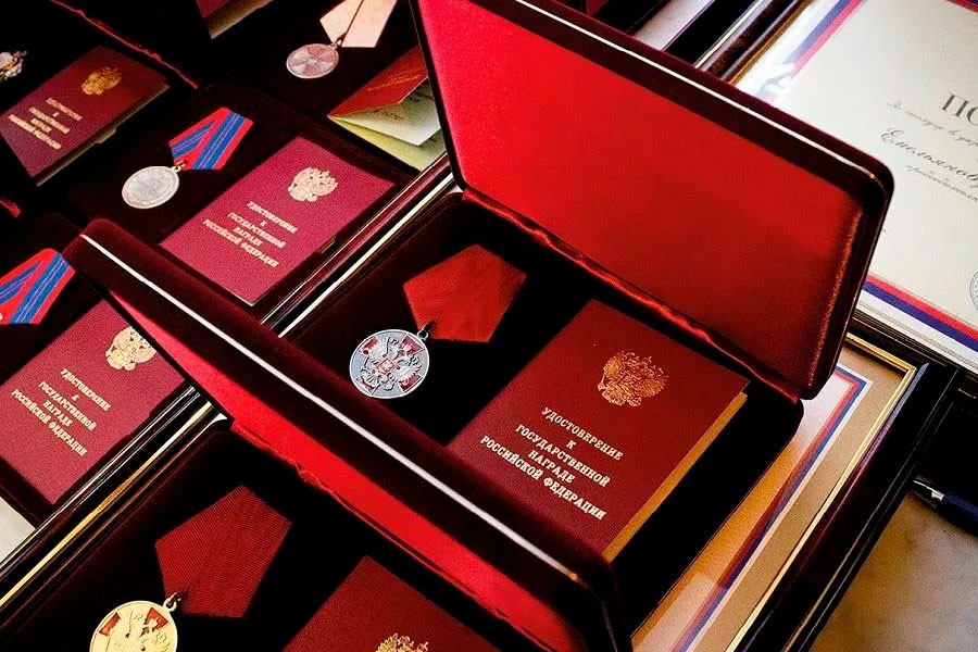 Продажа старых наград: что законно, а что – нет (разбор статьи 324 УК РФ)